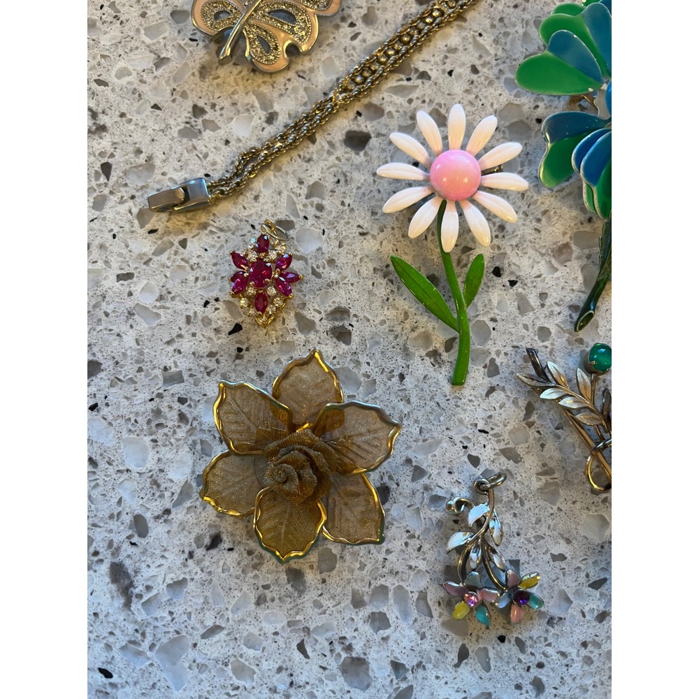 Vintage Costume Jewelry Lot Enamel Flower Brooches Rhinestone Pendants Bracelet - Picture 6 of 12